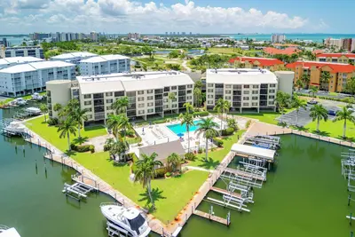 Image de Waterfront Condo-Huge Pool & Across from Beach!