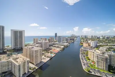 Image de 1b/1b Miami Beach Exclusive Apt w/Beach Service