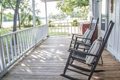 Image de Mins to Round Top, Retreat beneath the live oaks