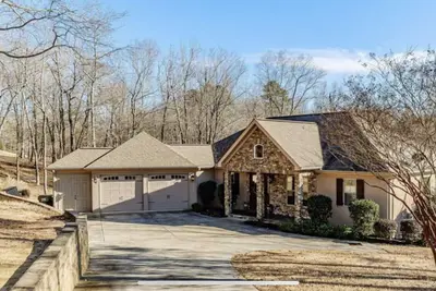 Image de Convenient to Masters Tournament. Home overlooks golf course/water.