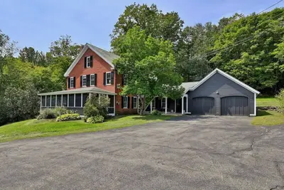 Image de Maple Leaf Manor - 1864 Brick Federal Style Farmhouse with a modern touches.