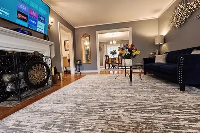 Image de Secluded English Retreat by Rice University, Medical Center & Museum District