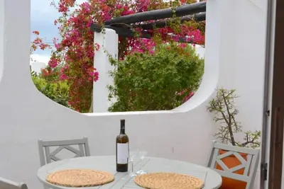 Image de Two Bedroom Apartment by the Sea - V042