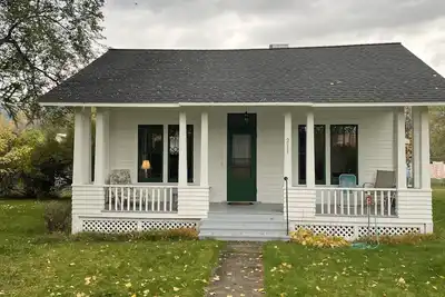 Image de Historic 2 bedroom home in downtown Stevensville. Pet friendly! Rv parking