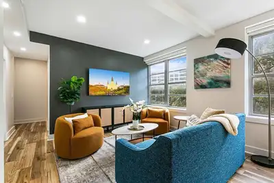 Image de Downtown Delight: 4br/2ba Luxury Condo