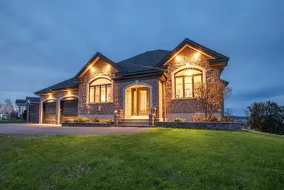 Image de Waterfront Oasis: Luxury Retreat Between Ottawa and Montreal\n\n