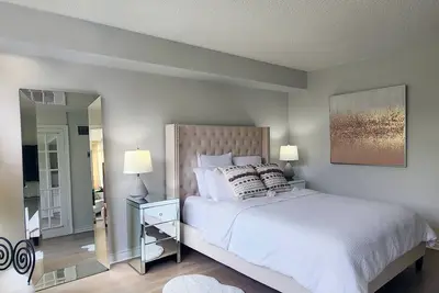 Image de Newly Renovated 2 Bed/2 Bath 1400 Sq Ft Condo!