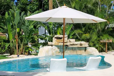 Image de A beautifully renovated private home with a large backyard, Pool, and Hot Tub