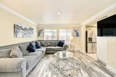 Image de Stylish & Modern Sacramento Getaway Near Downtown!