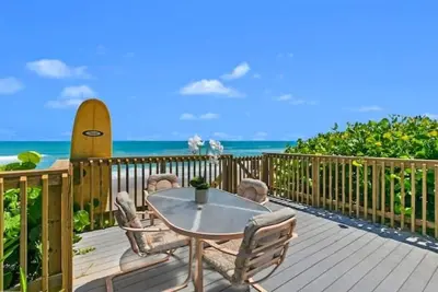 Image de Oceanfront home with solar-heated pool facing the beach\n