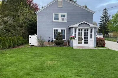 Image de Beach Bum Carriage House with kayaks - steps to beach, park, marinas & brewery!