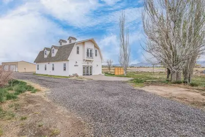 Image de Newly renovated Barnhouse on 13 acres brings you a modern feel to your retreat.