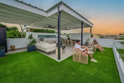 Casa Loba Luxe Apartment w\/pool, views and tub