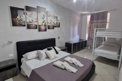 Image de Appartement-Classique-Salle de bain privée séparée-Vue sur la cour