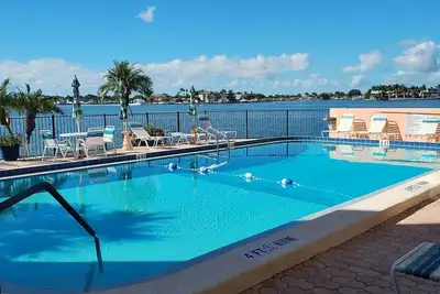 Image de Penthouse condo, panoramic views, pools, tennis. Min. to beach, downtown, & fun.