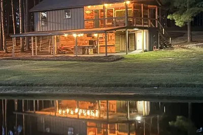 Image de Brand New Cabin overlooking lake with great fishing! ! !