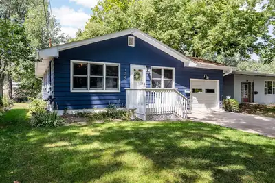 Image de 3 blocks from the University of Iowa Kinnick Stadium & Hospital