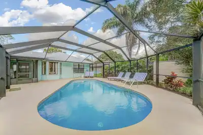 Image de Heated Private Pool, 5 Miles to Beach. Colorful, bright family-sized home.