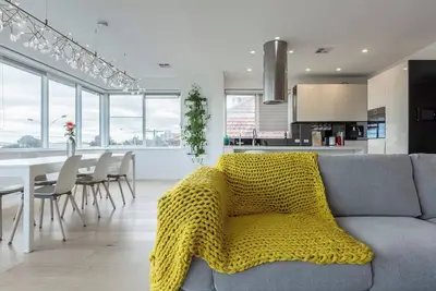 Image de Modern Meets Convenience in this Beachfront Oasis