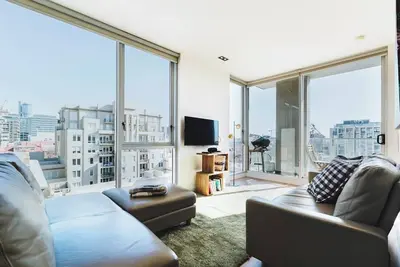 Image de Easy Eastside Urban Chic with a Rooftop Pool Oasis
