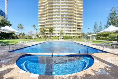 Image de Retro Main Beach Hidden Gem with Waterfront Views