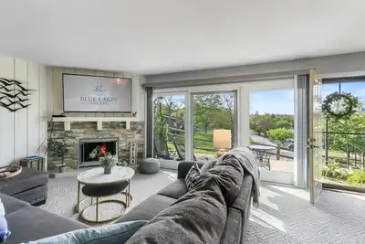 Image de Cozy Lake Geneva Retreat! Fireplace! WiFi!