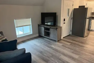 Image de New Renovated, Large One Bedroom