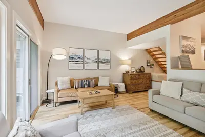 Image de Topnotch 329e: 2 br, fireplace, a/c, resort pool & hot tub!