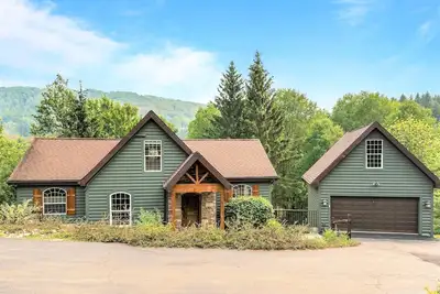 Image de 🏡 Log Cabin Stay w/ Sauna, Hot Tub + Games Room – Close to Town!