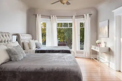 Image de Large Victorian + Off-street gated parking + Minutes to Sf!