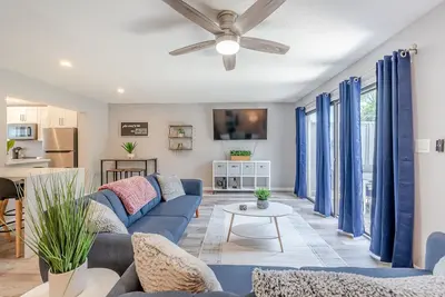 Image de New! ! Modern Serenity 3 Bedroom Townhouse, private Beach- 2 Free parking spots