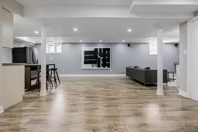 Image de Spacious guest suite with ravine views