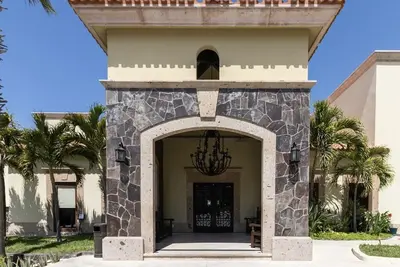 Retreat  & indulge in luxury living in our exclusive villa in Los Cabos.