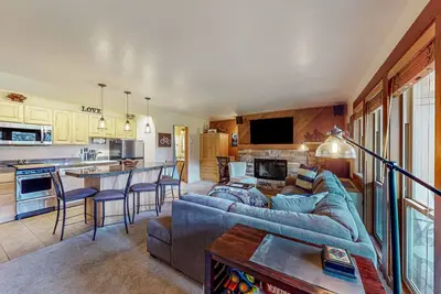 Image de Mountain-view condo with pool, hot tub, sauna, fitness room, balcony, & W/D