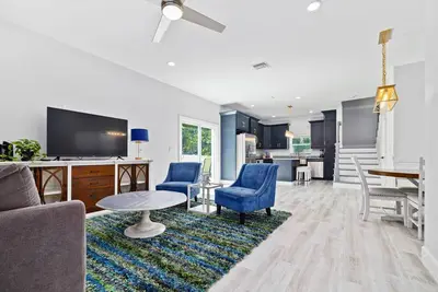 Image de Brand-New Downtown Retreat – Firepit, Grill, Smart TVs & Walkable to Dining, Parks & Cottee River!