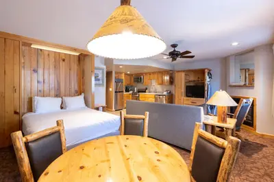 Image de Mountain Haven Retreat! Full Kitchen, Outdoor Spa Tub, Free Parking!