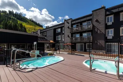 Image de Your Mountain Hideaway! Free Parking, Outdoor Spa Tub, Full Kitchen!