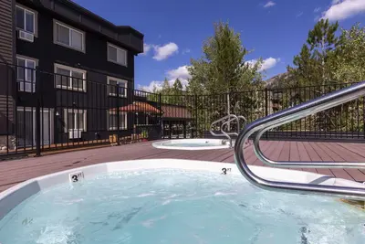 Image de Elevated Mountain Luxury! Outdoor Spa Tub, Full Kitchen, Free Parking!