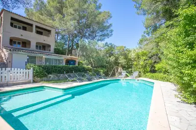 Image de Studio 'Les Cyclamens - Les Ecureuils' avec piscine partagée, Wi-Fi et climatisation