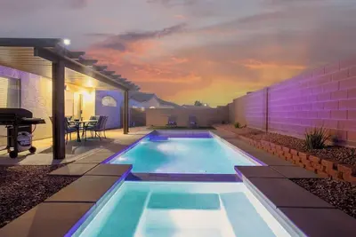 Image de Lavish 4br Vegas Pool House w/ Heated Pool + Spa