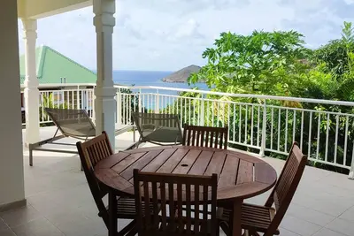 Image de Appartement Vina, un cocon entre mer d'azur et végétation luxuriante.