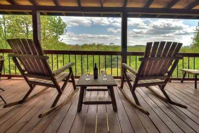 Image de Away From It All offers pet-friendly bliss with expansive Georgia mountain views, a hot tub, custom firepit, shuffle board, and secluded serenity