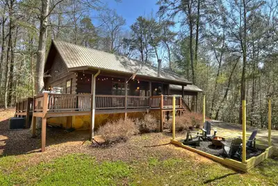 Image de Bear River offers secluded paradise, pet-friendly, minutes from Toccoa River, boasting a hot tub, firepit, and tranquil ambiance