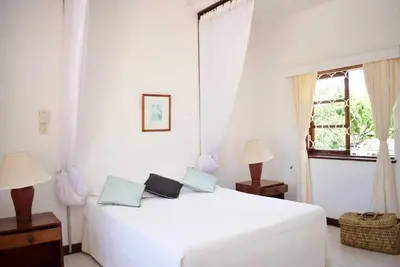 Image de Serene Villa with beautiful garden and swimming pool - 5 minutes from the beach!