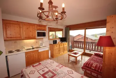 Image de 200m du centre station, 1er étage, vue pistes de ski, balcon, télévision, casier à ski, 37m²