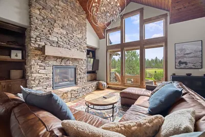 Sunriver Escape with Hot Tub, Bbq & Golf Views