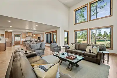 Image de Luxury Sunriver Escape with Access to Exclusive Golf