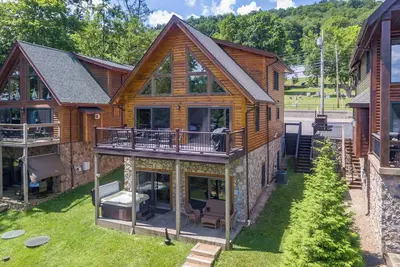 Image de Morningside Lodge: Lakefront, Hot Tub, Dock Slip!