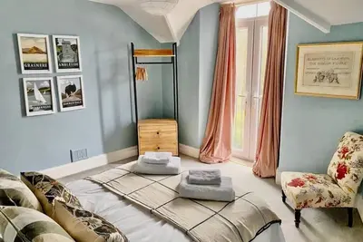 Stunning 2 Bed Apartment with Lake Views