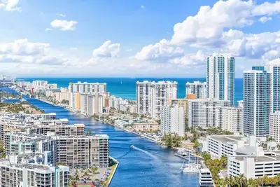 Image de Waterfront Beach Condo with King Bed